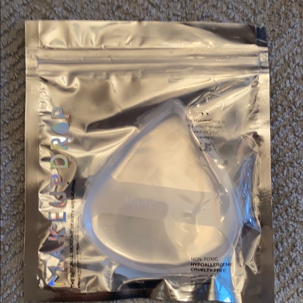 Makeupdrop silicone applicator